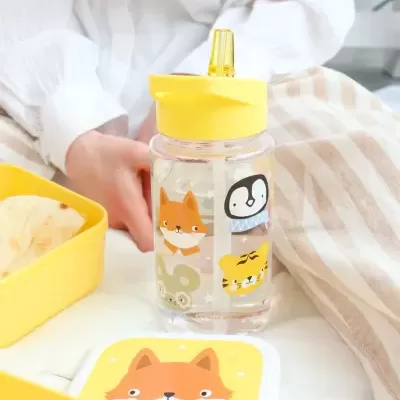 Garrafa plástica amarela decorada com animais e caixa amarela com pão