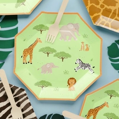 Pratos descartáveis com desenhos de animais selvagens e talheres de madeira sobre fundo azul