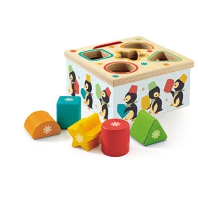 Brinquedo de encaixe em madeira com peças coloridas e caixa decorada com pinguins.