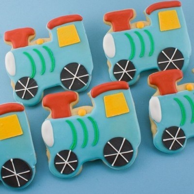 Biscoitos decorados em forma de comboio em glacê colorido