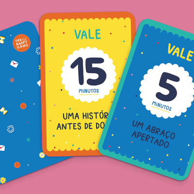 Cartões coloridos com atividades em família em português sobre fundo rosa