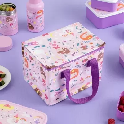 Bolsa térmica rosa com desenhos de fadas, unicórnios e flores, com alças roxas, rodeada por caixas e garrafas térmicas lilás e rosa.
