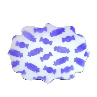 Etiqueta com padrão de doces roxos sobre fundo branco