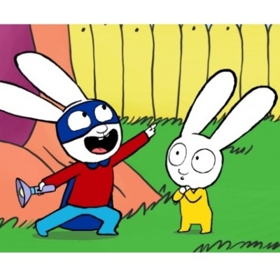 Dois coelhos de desenho animado num jardim com cerca amarela