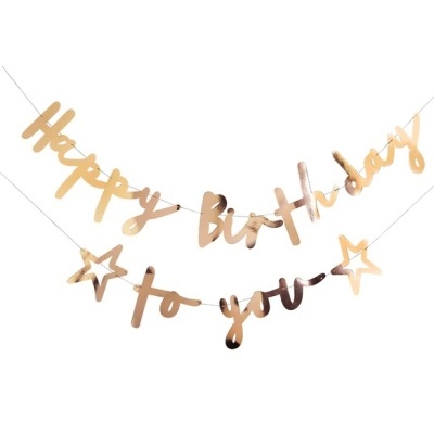 Decoração dourada com texto 'Happy birthday to you' e estrelas