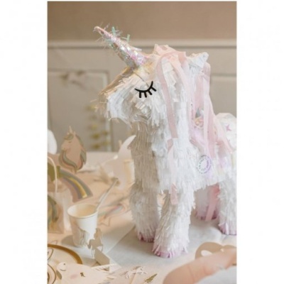 Pinhata de unicórnio branca com crina rosa e branca e olhos fechados desenhados