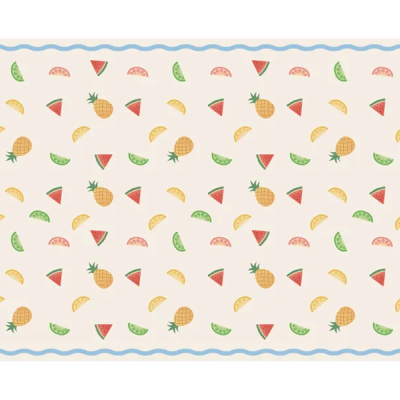 Toalha com estampa de frutas coloridas em fundo bege com bordas azuis onduladas