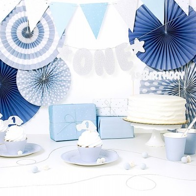Decoração azul e branca para festa de aniversário com bolo, cupcakes e presentes