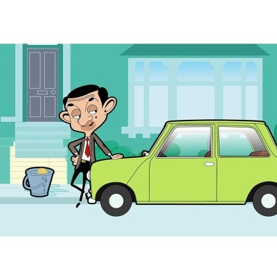 Carro verde claro estacionado em frente a uma casa com figura masculina ao lado