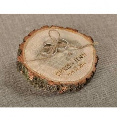Disco de madeira rústico com anéis e gravação de nomes e data