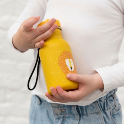 Garrafa térmica amarela com estampa de leão na mão de criança