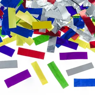 Confete colorido metálico em pedaços retangulares sobre fundo branco