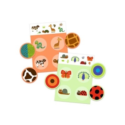 Cartões e discos de jogo com desenhos coloridos de animais e padrões de pele