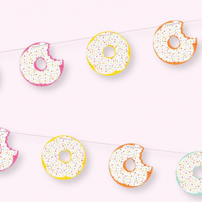 Guirlanda decorativa com donuts coloridos e granulado sobre fundo rosa