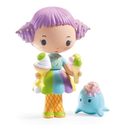 Figura de brinquedo de menina com cabelo lilás e vestido colorido com um gelado nas mãos e criatura azul ao lado