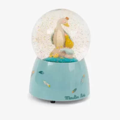 Globo de neve azul com figuras de mãe e filhote de pato no interior.