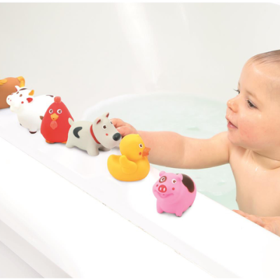 bebé na banheira com brinquedos de animais coloridos