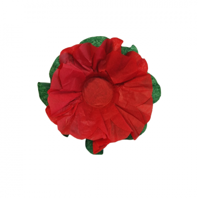 Flor decorativa vermelha com folhas verdes em fundo branco