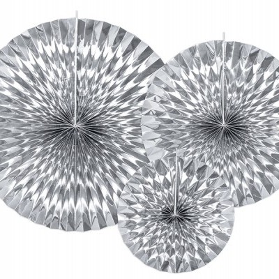 Três leques decorativos prateados de papel em três tamanhos com textura refletora