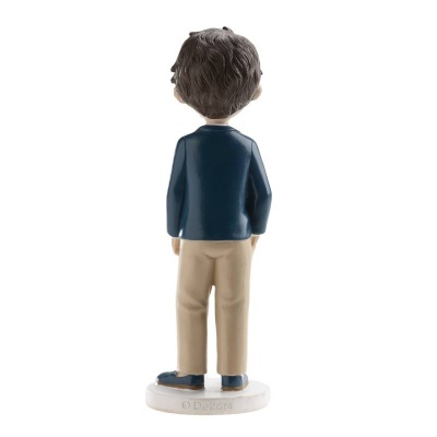 Figura decorativa de homem em cerâmica com casaco azul e calças bege vista de costas