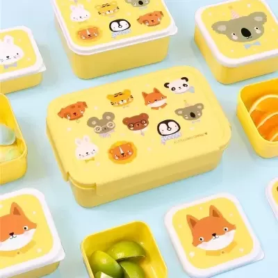 Conjunto de caixas plásticas amarelas com tampas brancas e desenhos de animais coloridos
