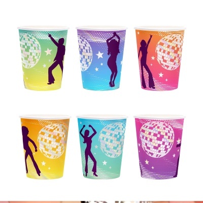 Copos de papel decorados com silhuetas a dançar e bolas de discoteca em fundos coloridos