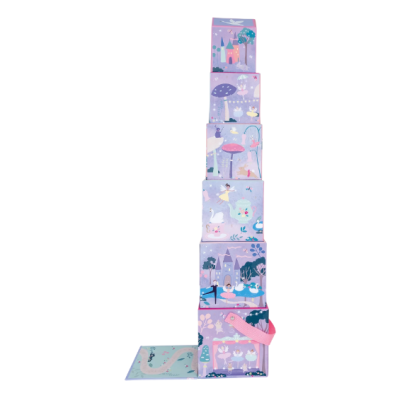 Conjunto de caixas decorativas empilhadas com ilustrações de fadas, cogumelos, cisnes e castelos em tons de roxo, rosa e azul.