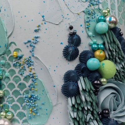 Anel artístico de resina azul e verde com esferas e texturas