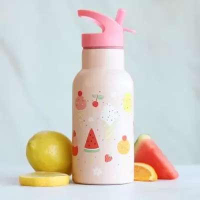 Garrafa térmica rosa com estampas de gelados e frutas e frutas frescas ao redor