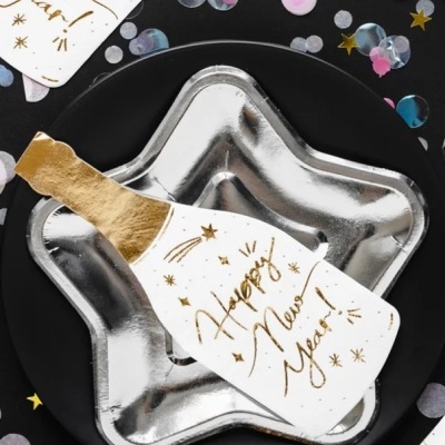 Prato estrela prateado com cartão de Ano Novo em formato de garrafa de champanhe