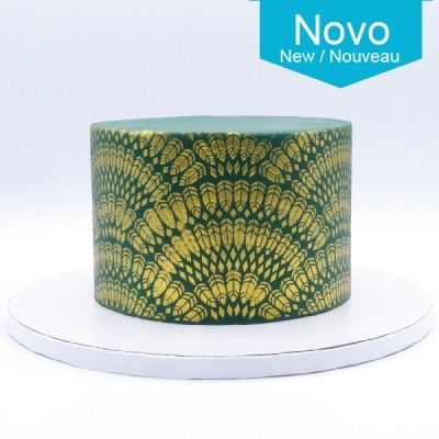bolo redondo verde com padrão dourado em base branca com selo azul Novo New Nouveau