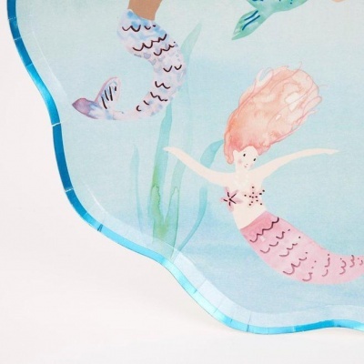 Placa decorativa com desenho de sereias em fundo azul claro