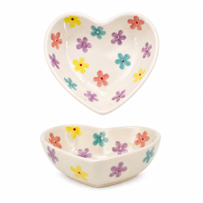 Recipientes de cerâmica em forma de coração com flores coloridas