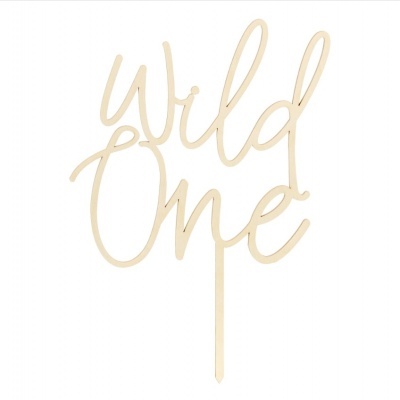Topo de bolo em madeira com texto 'Wild One' escrito em caligrafia