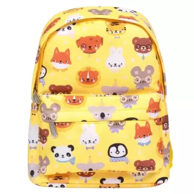 Mochila amarela com padrão de rostos de animais cartoon coloridos
