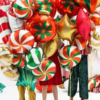 Balões metálicos coloridos de Natal com padrões redondos, estrelas douradas e corações vermelhos