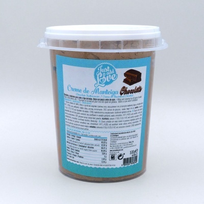 Embalagem de creme de manteiga de chocolate com rótulo azul claro e tampa branca