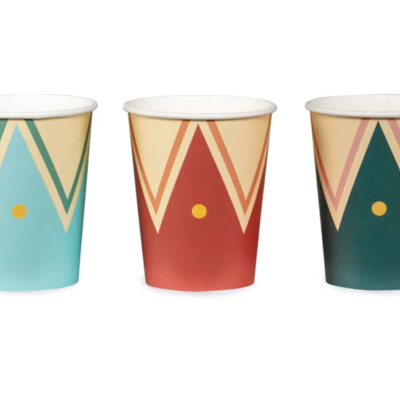 Três copos descartáveis em azul, vermelho e verde com padrões geométricos.