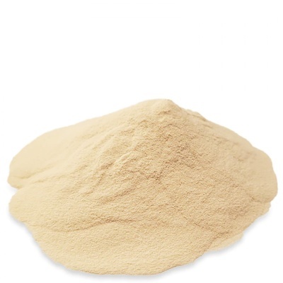 Montão de pó amarelo claro em fundo branco