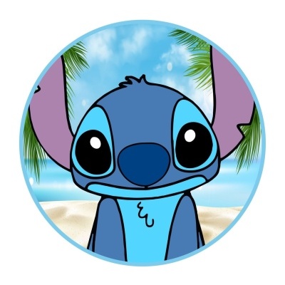 Personagem azul cartoon com orelhas roxas numa praia desenhada