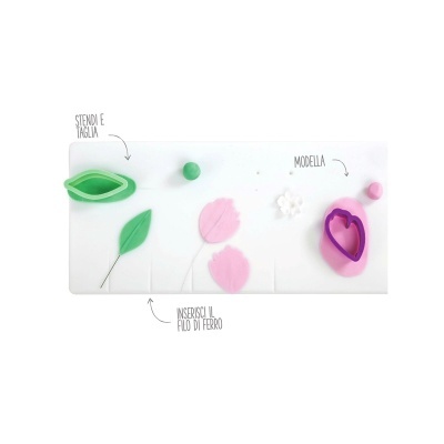 Conjunto de cortadores para folhas e pétalas com instruções em italiano sobre fundo branco