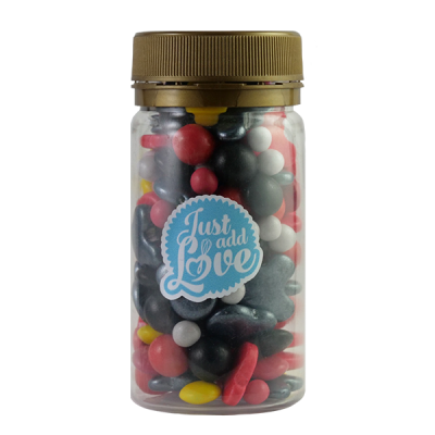 Frasco transparente com doces coloridos e etiqueta 'Just add Love'