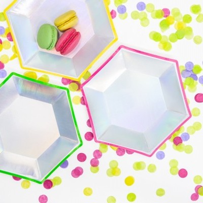 Três pratos hexagonais de papel com bordas coloridas e confetes coloridos ao redor