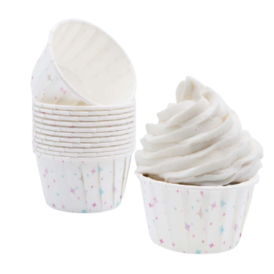 Embalagens para cupcakes com padrão de estrelas e cupcake com creme branco