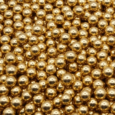 Muitas esferas metálicas douradas brilhantes e lisas