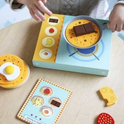 Brinquedo de cozinha de madeira com panquecas, ovo, chocolate, queijo e morango