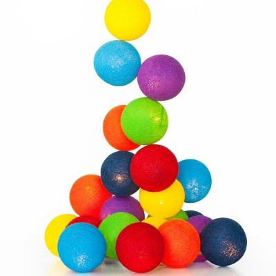 Esferas decorativas coloridas empilhadas em pirâmide num fundo branco