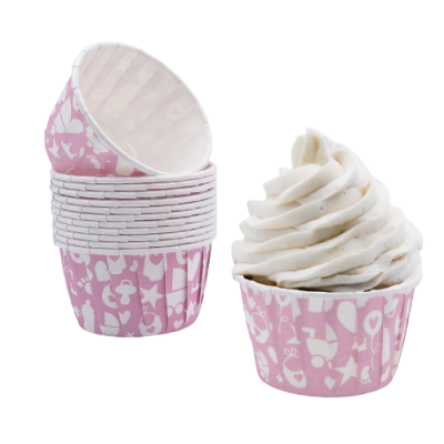 Formas para cupcakes cor-de-rosa com padrão branco e cupcake com cobertura branca