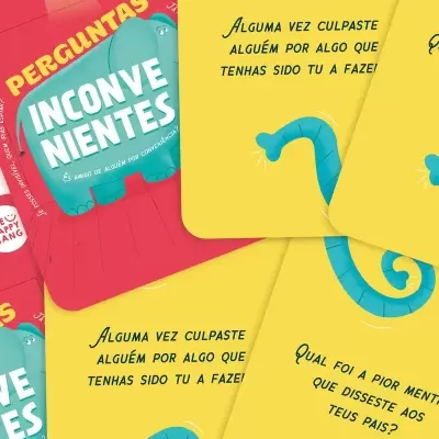 Cartas de jogo amarelas e vermelhas com perguntas em português e ilustrações de cauda azul