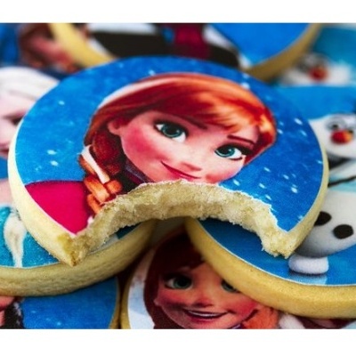 Biscoitos decorados com personagens do filme Frozen e textura mordida